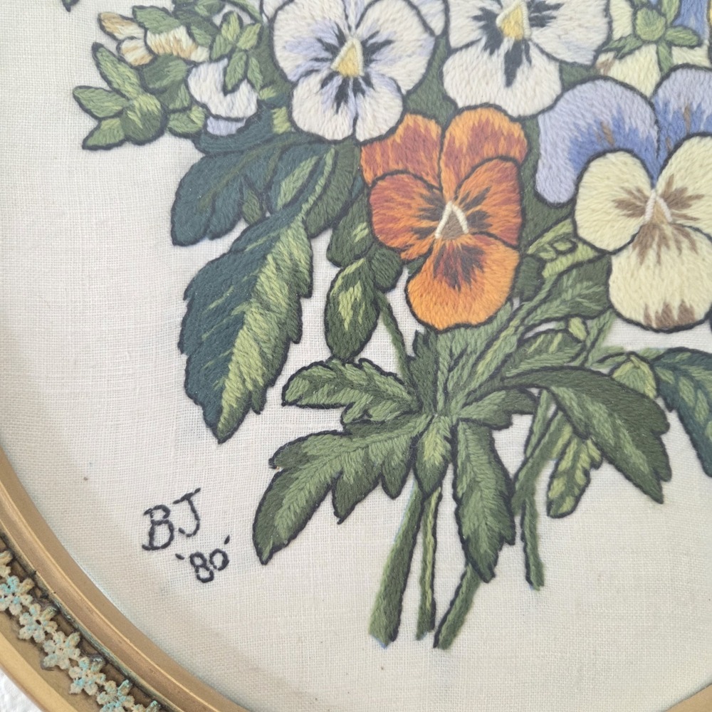 Vintage Oval Framed Floral Pansies Needlepoint Wall Hanging Cottagecore - Picture 4 of 10